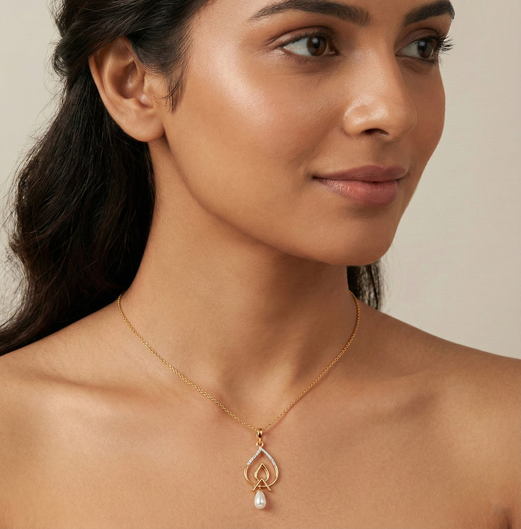 Tavira Halo Diamond Pendant Set
